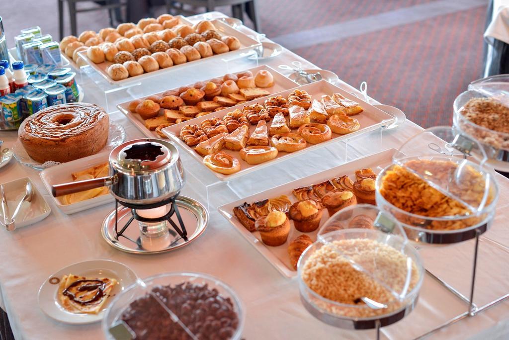 Hotel Solverde Spa And Wellness Center Vila Nova de Gaia Exterior photo A buffet of pastries
