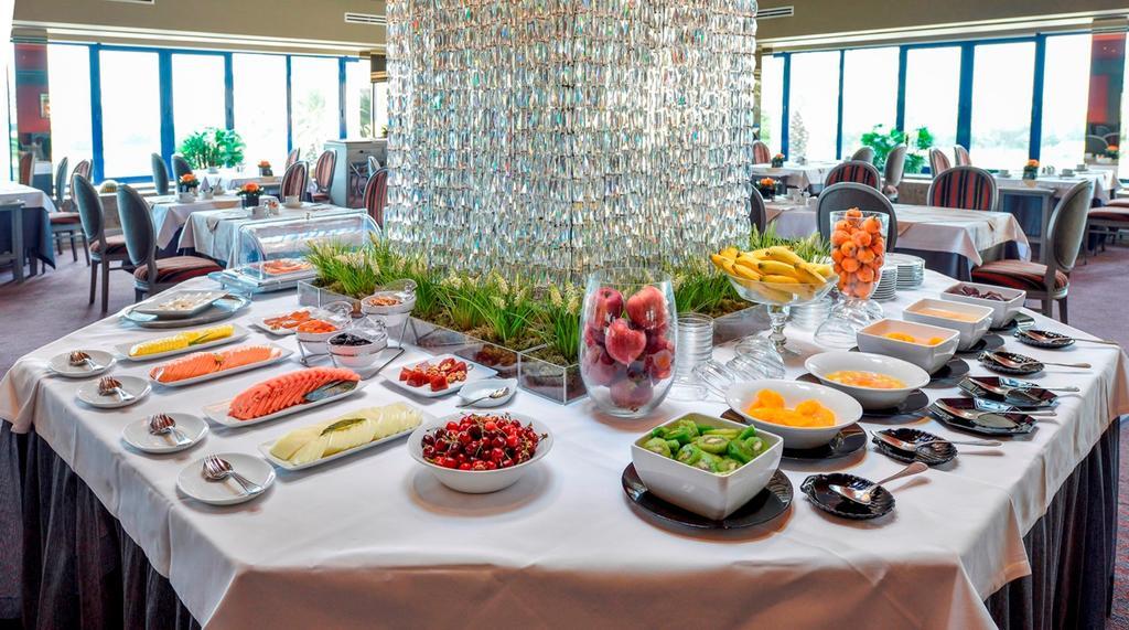 Hotel Solverde Spa And Wellness Center Vila Nova de Gaia Exterior photo A buffet at a restaurant