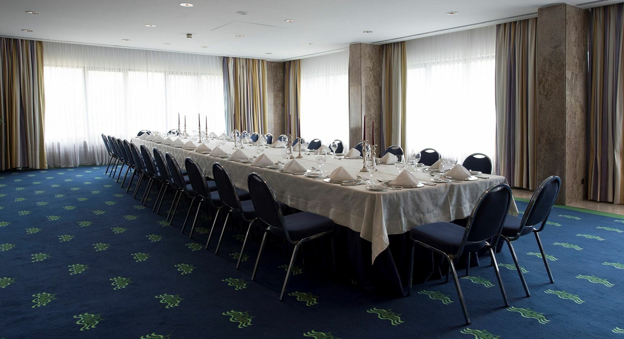 Hotel Solverde Spa And Wellness Center Vila Nova de Gaia Exterior photo A long table set for a banquet